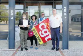  ??  ?? Le comité CGT 65 des travailleu­rs précaires ou privés d’emplois devant le Pôle Emploi de l’Arsenal.