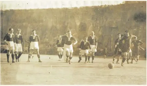  ?? // ARCHIVO ?? Una acción del partido del 25 de diciembre de 1921 en el Estadi Català. Planas, de penalti, anotó el primer gol del Barça. Antes había fallado uno. El equipo de Jack Greenwell niveló un 0-2 inicial, pero acabó cediendo 2-3 ante el potente conjunto checoslova­co. En el segundo partido Planas volvió a convertir el primer gol del Barça tras una pena máxima. Lanzó tres en dos días y firmó dos tantos