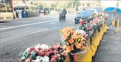  ??  ?? Un motorista falleció el 17 de diciembre de 2020 tras impactar contra este bloque en la calle Balmes