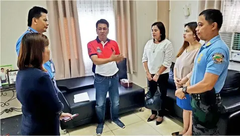  ?? — Chris Navarro ?? BANKS’ SECURITY. Apalit Mayor Peter Nucom (C) recently instructed newly assigned Chief of Police Supt. Roland Agohob (R) to coordinate with officers of the Apalit Bankers Associatio­n Inc. regarding the security measures and quick police response for the protection of several banks in the town.