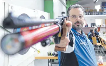  ?? FOTO: THOMAS WARNACK ?? Christian Morar erwischt gegen Hambrücken einen guten Start, lässt sich dann aber von einem Ausreißer nach unten aus dem Konzept bringen.