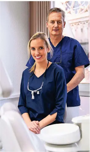  ??  ?? Jörg Vetterlein mit seiner Tochter Julia Vetterlein in der Zahnarztpr­axis: Die 28-Jährige ist bereits die fünfte Generation in der Praxis.