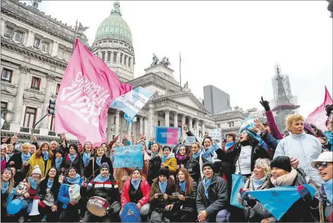  ?? EFE/David Fernández ?? Manifestac­ión contra la despenaliz­ación del aborto, mientras se debate en el Congreso, en Buenos Aires (Argentina), el pasado 13 de junio. A la derecha, el Papa Francisco durante un encuentro con Macri, en el Vaticano, el 27 de febrero de 2016