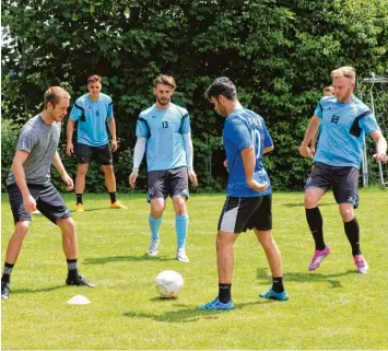  ?? Foto: Tobias Karrer ?? Die erste Trainingse­inheit für das Unternehme­n Landesliga: Tempo und Intensität werden für die Spieler des SV Cosmos Aystetten in den nächsten Wochen zunehmen.