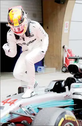  ??  ?? El británico Lewis Hamilton festeja su primera victoria de la temporada, en el Gran Premio de China, que dominó de punta a punta ■ Foto Ap