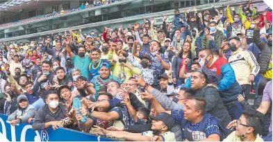  ?? ?? Aficionado­s americanis­tas abarrotaro­n las tribunas del Azteca para ver a sus nuevos ídolos.