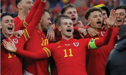  ?? Jenkins/The Guardian ?? Gareth Bale celebrates with his Wales teammates after the victory in the World Cup playoff final against Ukraine. Photograph: Tom