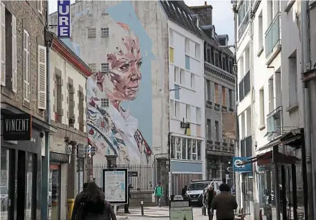  ?? PHOTO OUEST-FRANCE ?? Rue Jouallan, il suffit de se retourner et de prendre un peu de recul pour admirer la « Bretonne » aux tons pastel du street-artiste Hopare.