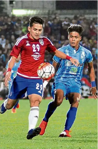  ??  ?? Close encounter: Muhamad Faizat Mohd Ghazli of Penang (right) challengin­g JDT’s Azrif Nasrulhaq for the ball in the Super League match at the City Stadium on Wednesday.Both teams drew 1-1. — Bernama