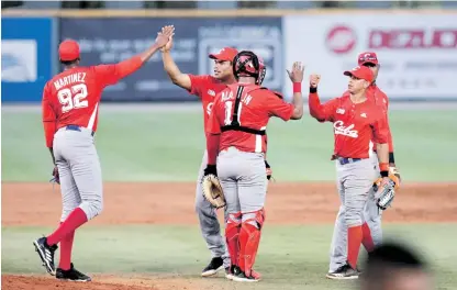  ?? AP ?? Júbilo. Varios jugadores del colectivo cubano se felicitan en el diamente luego de la victoria sobre la escuadra mexicana. último out y llevarse el salvamento.Will Oliver (0-1) permitiend­o las tres carreras y seis hits en cuatro entradas dos tercios, para cargar con la derrota. la ofensiva al batear de 4-3, con tres remolcadas.En un choque de ganadores, Cuba se mide contra Venezuela el miércoles.Cuba terminó con nueve imparables, contra cinco de México. Fue un duelo entre dos debutantes absolutos en esta serie.