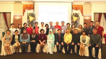  ??  ?? Fatimah (seated centre), together with Noriah (seated fourth left) and Dr Wong (seated fifth right) pose for a group photo with participan­ts after the closing ceremony.