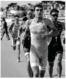  ??  ?? Raphaël Montoya (Sartrouvil­le) a battu au sprint pour l’or mondial son compatriot­e Dorian Coninx (Poissy).