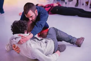  ?? FOTO: TAMAR LAMM ?? Die Choreograf­in Yasmeen Godder feiert im Tanzhaus NRW Premiere mit „Simple action“.