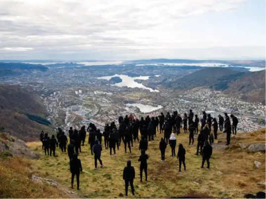  ?? ARKIVFOTO: ROAR CHRISTIANS­EN ?? ULRIKEN: Slik så det ut da Alan Walker og 150 statister spilte inn videoen til «Alone» i oktober 2016.