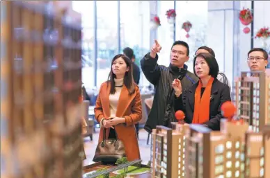  ?? AN DONG / FOR CHINA DAILY ?? Homebuyers at a property exhibition in Dongguan, Guangdong province.