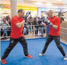  ?? FOTO: DPA ?? Jürgen Brähmer (re.) und Coach Michael Timm sind bereit.