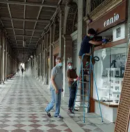  ?? (foto Vision) ?? Torpore
Si alzano le serrande dei negozi di Venezia (qui siamo in piazza San Marco) ma non tutte. All’appello mancano i turisti