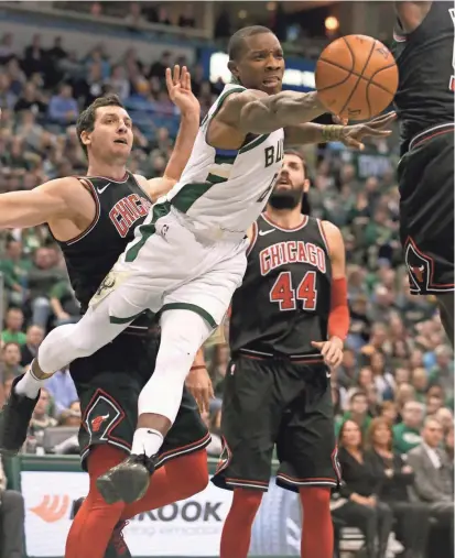  ?? MARK HOFFMAN / MILWAUKEE JOURNAL SENTINEL ?? Bucks guard Eric Bledsoe passes under the basket Tuesday night.