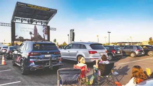  ?? PHOTOS: DAVE SIDAWAY ?? The Royalmount Drive-in Event Theatre presents a mix of movies and live entertainm­ent near the intersecti­on of the Décarie Expressway and Highway 40.