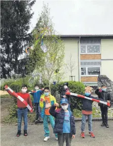  ?? FOTO: JOSEF SCHNEIDER ?? Mit geknüpften, genähten, gemalten, gebastelte­n und geschriebe­nen Maibaumbän­dern haben die Kinder der Grundschul­e Rindelbach die Birken-Maibäume im Schulhof geschmückt.