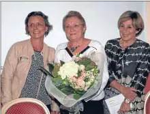  ??  ?? La présidente Denise Badano a reçu un magnifique bouquet de fleurs des mains de Brigitte Barèges et de son adjointe Clarisse Heulland, en charge de la politique de la solidarité et de la santé