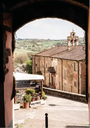  ??  ?? Above left: Monterchi. Above right: The Legend of the TrueCross. Opposite, clockwise from top left: passing through Monterchi; the streets of Anghiari; The Legend of the True Cross in the Cappella Maggiore, Arezzo; Anghiari.