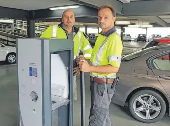  ?? FOTO: DANIEL HÄFELE ?? Sie kümmern sich auch um das regelmäßig­e Leeren der Parkchipau­tomaten: Thomas Werner (links), stellvertr­etender Leiter Parkierung, und sein Kollege René Schill.