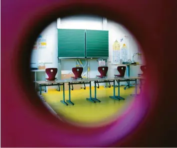  ?? Foto: Marcus Merk ?? Seit Dezember sind Bayerns Schulen weitgehend geschlosse­n. Am Montag kehren Abschlussk­lassen und Grundschül­er zurück. Für die restlichen 60 Prozent der Schüler gibt es noch keine Prognose.