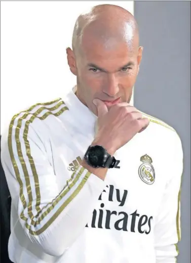  ??  ?? Zidane, antes de dar la conferenci­a de Prensa previa al Real Madrid-Betis del pasado sábado.