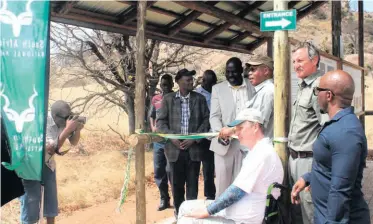  ?? ?? The cutting of the ribbon during the unveiling of the Mount Tshikumbu Monument.