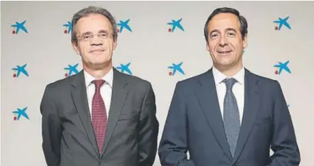  ??  ?? MÁXIMOS RESPONSABL­ES Jordi Gual, presidente de CaixaBank, y Gonzalo Gortázar, consejero delegado de la entidad bancaria