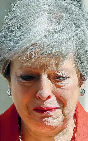  ??  ?? La premier del Regno Unito, Theresa May (62 anni), in lacrime durante l’annuncio delle dimissioni