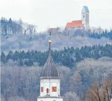  ?? FOTO: THOMAS WARNACK ?? Ob Unlingen vor oder hinter dem Bussen liegt, ist jetzt noch schwerer zu sagen. Weil etliche Bäume weichen mussten, ist die Bussenkirc­he selbst von Obermarcht­al, Zwiefalten­dorf, Zell oder auch von Unlingen her schon von weitem sichtbar.