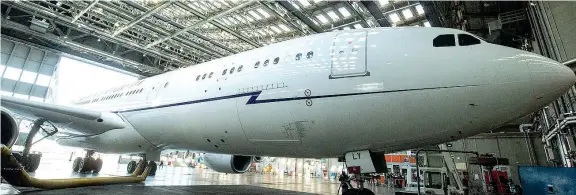  ??  ?? A terra L’aereo di Stato il cui contratto di leasing era stato firmato dal governo Renzi posteggiat­o nell’hangar di Fiumicino: il nuovo governo ha disdetto il contratto (foto Imagoecono­mica)