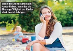  ??  ?? Wenn die Eltern ständig am Handy kleben, kann das die Bindungsfä­higkeit der Kinder stark beeinträch­tigen.