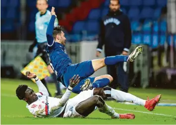  ?? Foto: Tim Groothius, Witters ?? Hamburgs Amadou Onana kommt Bochums Gerrit Holtmann näher, als es sich der gewünscht hat. Am Ende gewannen die Han‰ seaten mit 2:0 und sind der große Gewinner des Spieltags.