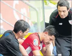  ?? FOTO: J. E. ?? Dolorido Berchiche se golpeó en la cabeza en el duelo ante el Duisburg