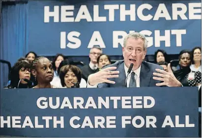  ?? SHANNON STAPLETON / REUTERS ?? El alcalde Bill de Blasio, junto a su mujer, durante la presentaci­ón del plan de salud