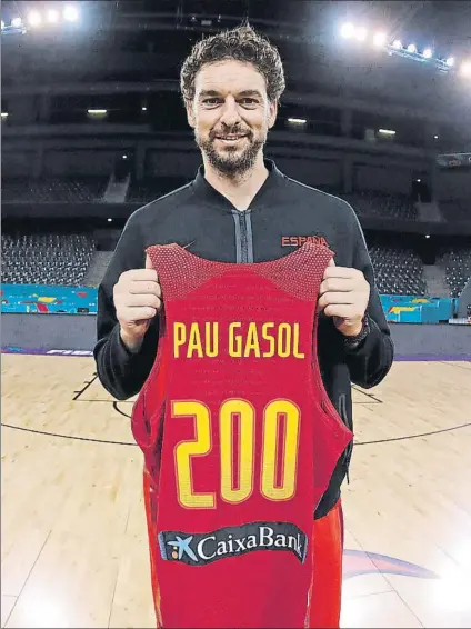  ?? FOTO: EFE ?? Paui Gasol sostiene la camiseta con el 200, con la que fue obsequiado ayer por la FEB por su nueva marca de partidos con la Selección