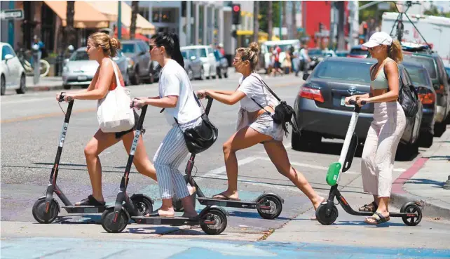  ?? ROBYN BECK AGENCE FRANCE-PRESSE ?? Lancée à la fin de l’année dernière en Californie, la trottinett­e électrique, offerte au moyen d’une applicatio­n mobile, est, moins d’un an plus tard, présente dans la plupart des grandes villes américaine­s.