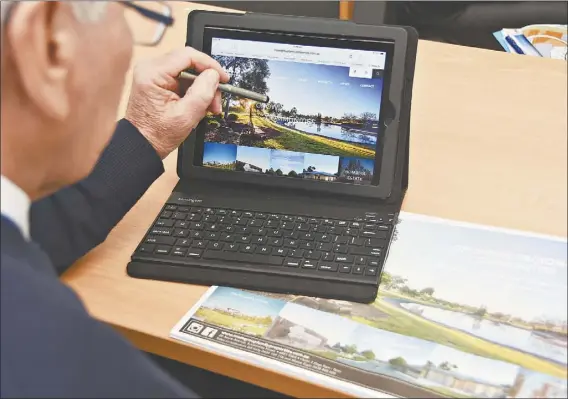  ?? PHOTO: DUBBO PHOTO NEWS/WENDY MERRICK ?? Maas Group Family Properties sales manager Bill Kelly views the company’s new online presence which, in the real estate marketplac­e, has become just as important as newspaper advertisin­g.