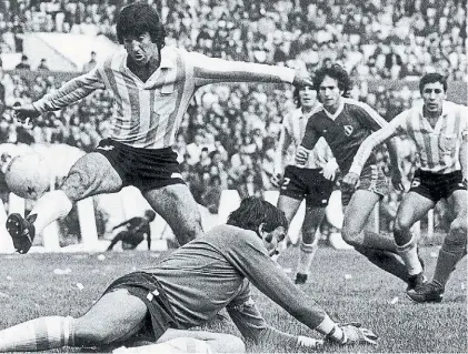  ??  ?? Su regreso a Racing. Fue en la temporada 76-77. El Panadero cierra, con Cejas en el suelo, contra el Rojo.