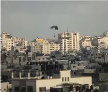  ?? Getty Images ?? A limited amount of food aid was flown into Gaza yesterday amid Israeli attacks on Gaza city