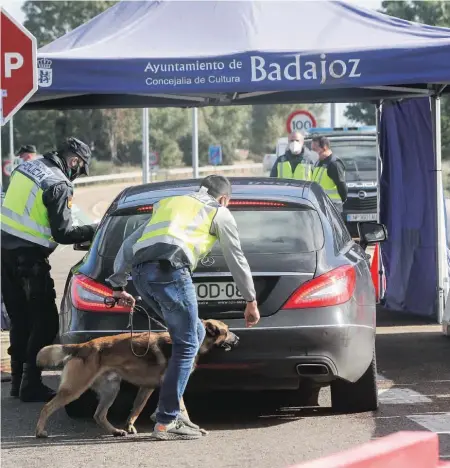  ??  ?? A polícia espanhola, em Badajoz, acompanha a fiscalizaç­ão aos documentos com uma inspeção ao carro.