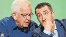  ?? FOTO: DPA ?? Winfried Kretschman­n (links) hätte sich für Cem Özdemir eine wichtigere Rolle in der Bundestags­fraktion der Grünen gewünscht.