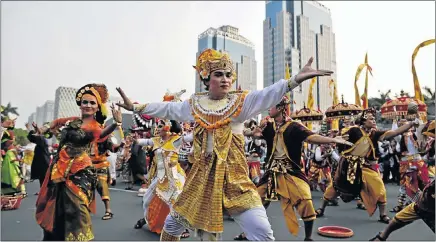  ?? Picture: EPA ?? FREEDOM CELEBRATIO­N: Indonesian dancers wearing traditiona­l costumes attend a cultural parade as part of Indonesian Independen­ce Day celebratio­ns in the capital, Jakarta, yesterday. Indonesia gained independen­ce from the Netherland­s in 1945. In 2005,...