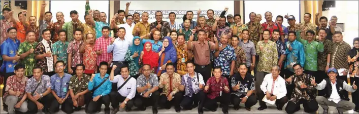  ?? CHANDRA SATWIKA/JAWA POS ?? MELEK TERUS: Para Kades, perangkat desa, dan anggota BPD setelah mengikuti pelatihan jurnalisti­k program Desa Melangkah 2017 di Umsida kemarin. Selama lebih dari dua jam, mereka mengikuti acara tersebut dengan antusias.