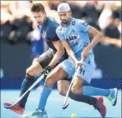  ?? AP ?? India's Mandeep Singh (R) and Netherland­s’ Sander de Wijn vie for the ball at Lee Valley Hockey Centre, London on Tuesday.