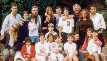  ??  ?? Franco, Mauricio y gran parte de la familia en los '90. En la costa argentina, cuando el Presidente y sus hermanos eran chicos. Bebé Franco, con rulos. Su hija Sandra afeitándol­o. Y los viejos amigos del bridge que lo rodeaban en vida y ahora lo despidiero­n con avisos fúnebres en el diario La Nación.