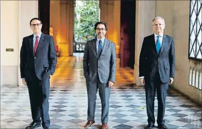  ?? XÈNIA FUENTES / UB ?? Los tres candidatos a rector de la UB: de izquierda a derecha, David Vallespín, Joan Guàrdia y Joan Elias